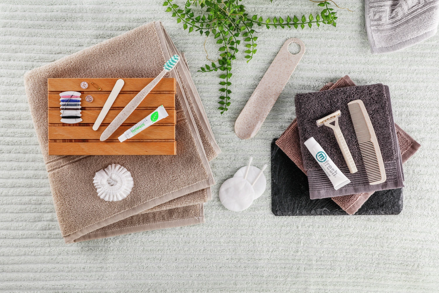 zubní kartáčky, hřebeny a manikúrní sady